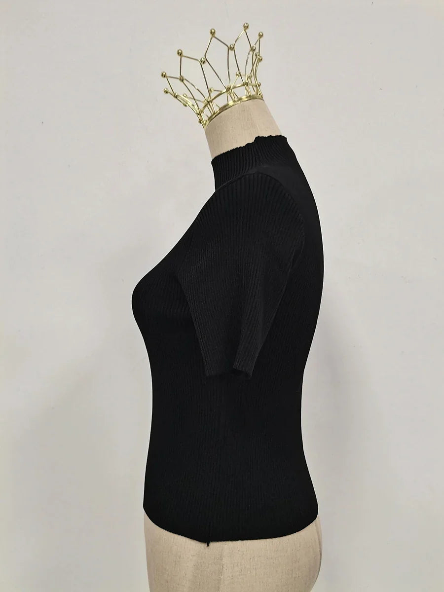 Camiseta de cuello alto con hebilla para mujer