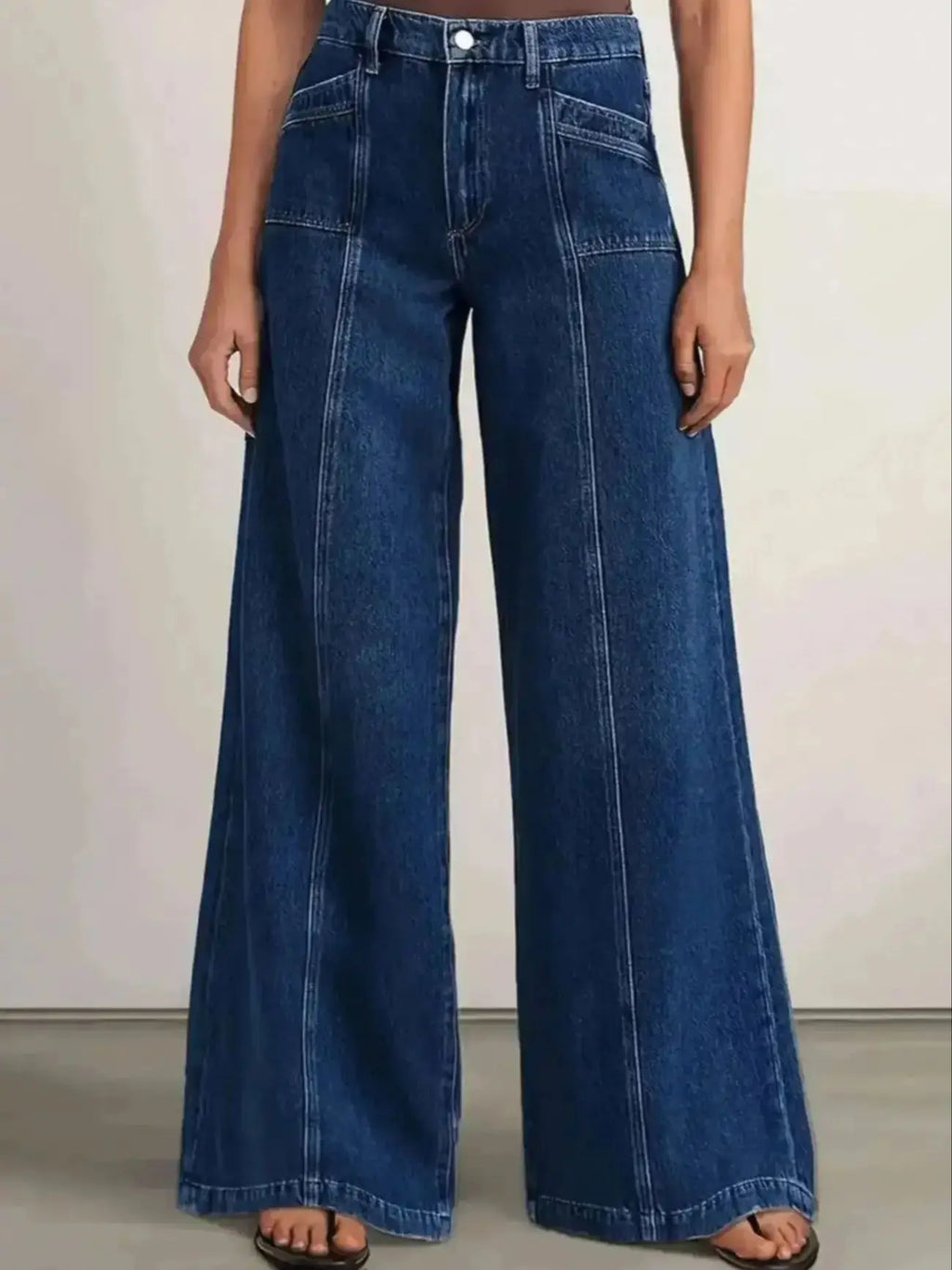 Vaqueros de mezclilla azul oscuro de corte ancho