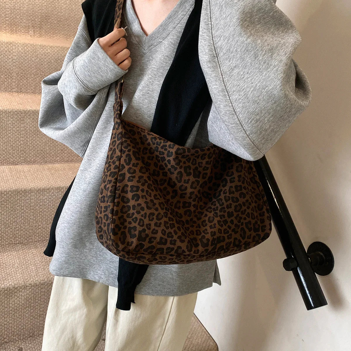 Bolso de hombro con estampado de leopardo