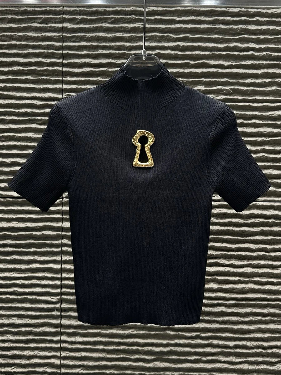 Camiseta de cuello alto con hebilla para mujer