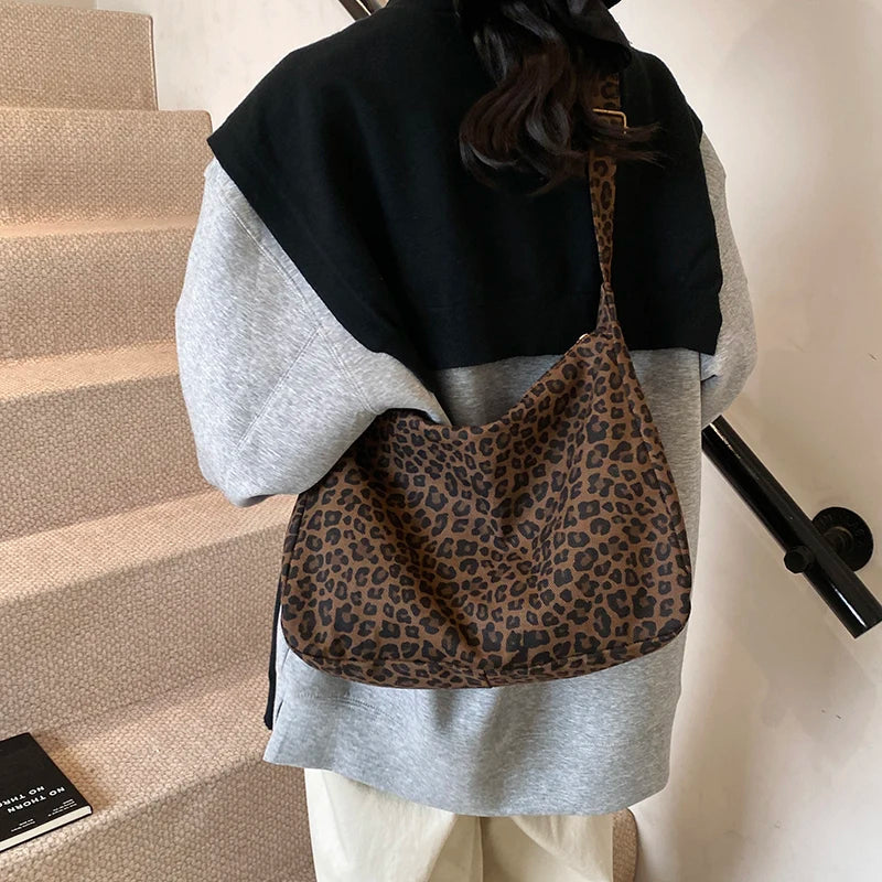 Bolso de hombro con estampado de leopardo