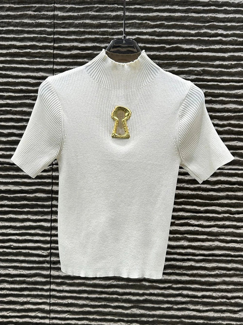 Camiseta de cuello alto con hebilla para mujer