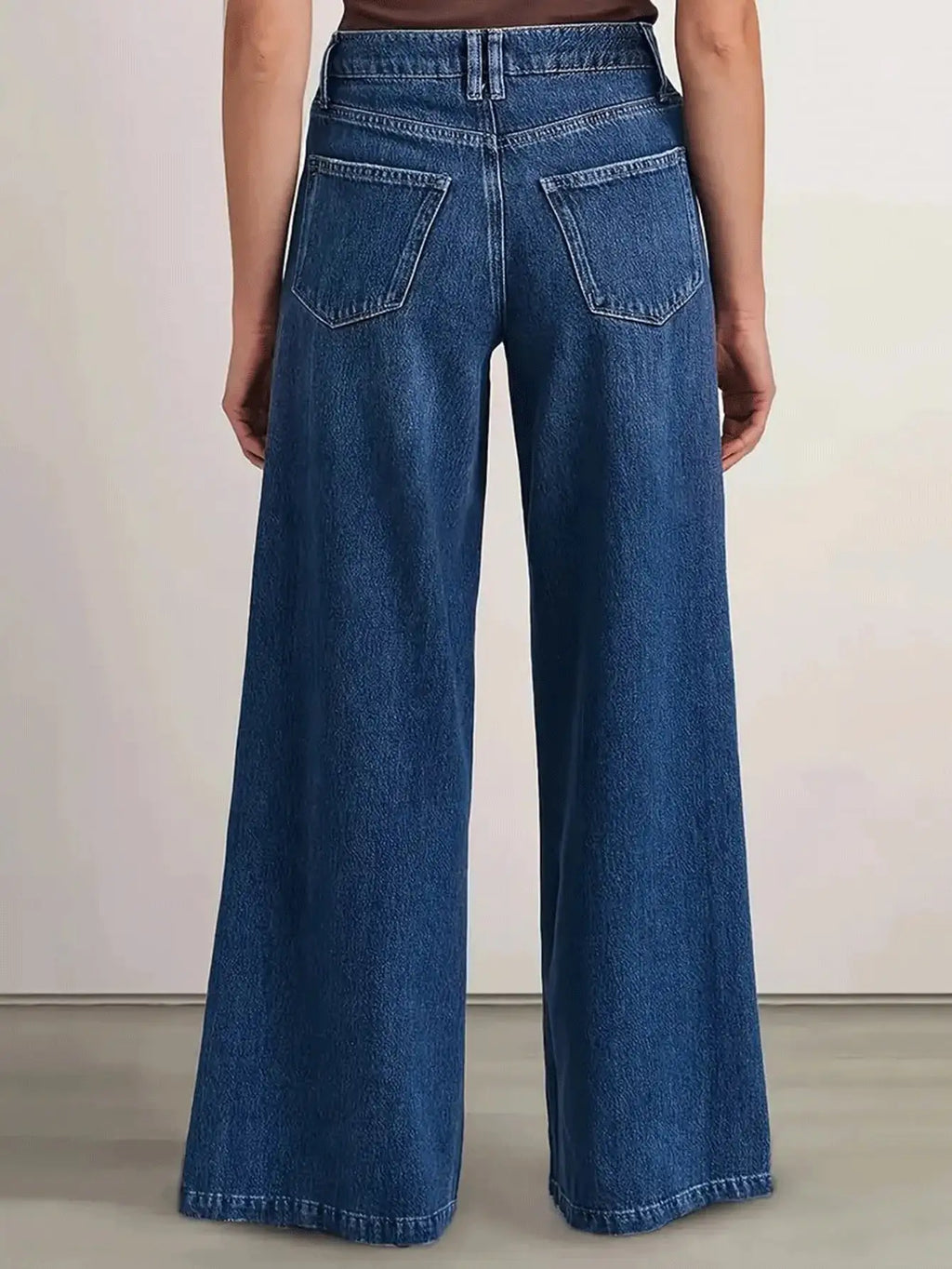Vaqueros de mezclilla azul oscuro de corte ancho