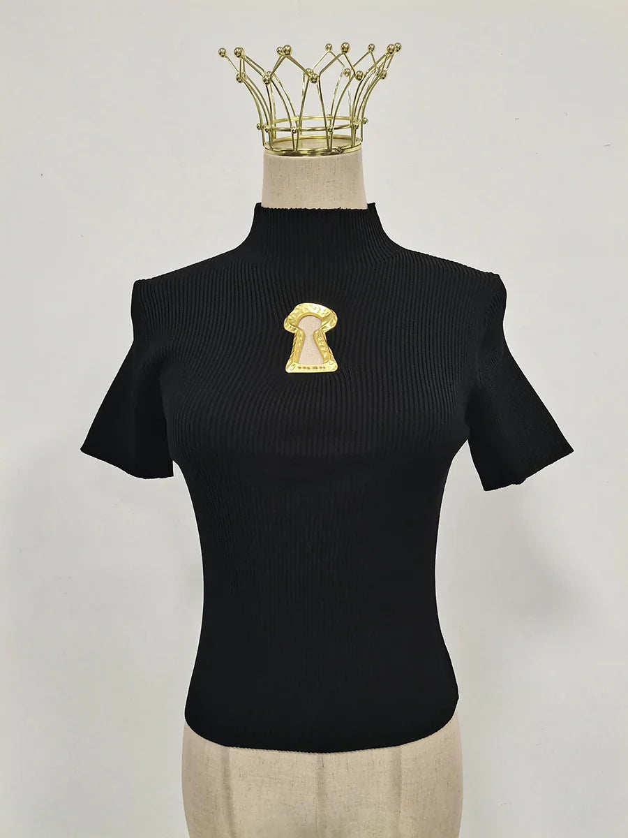 Camiseta de cuello alto con hebilla para mujer