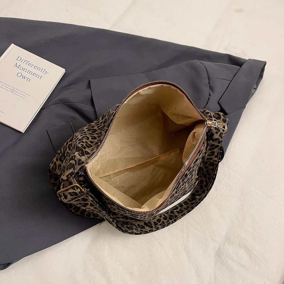 Bolso de hombro con estampado de leopardo