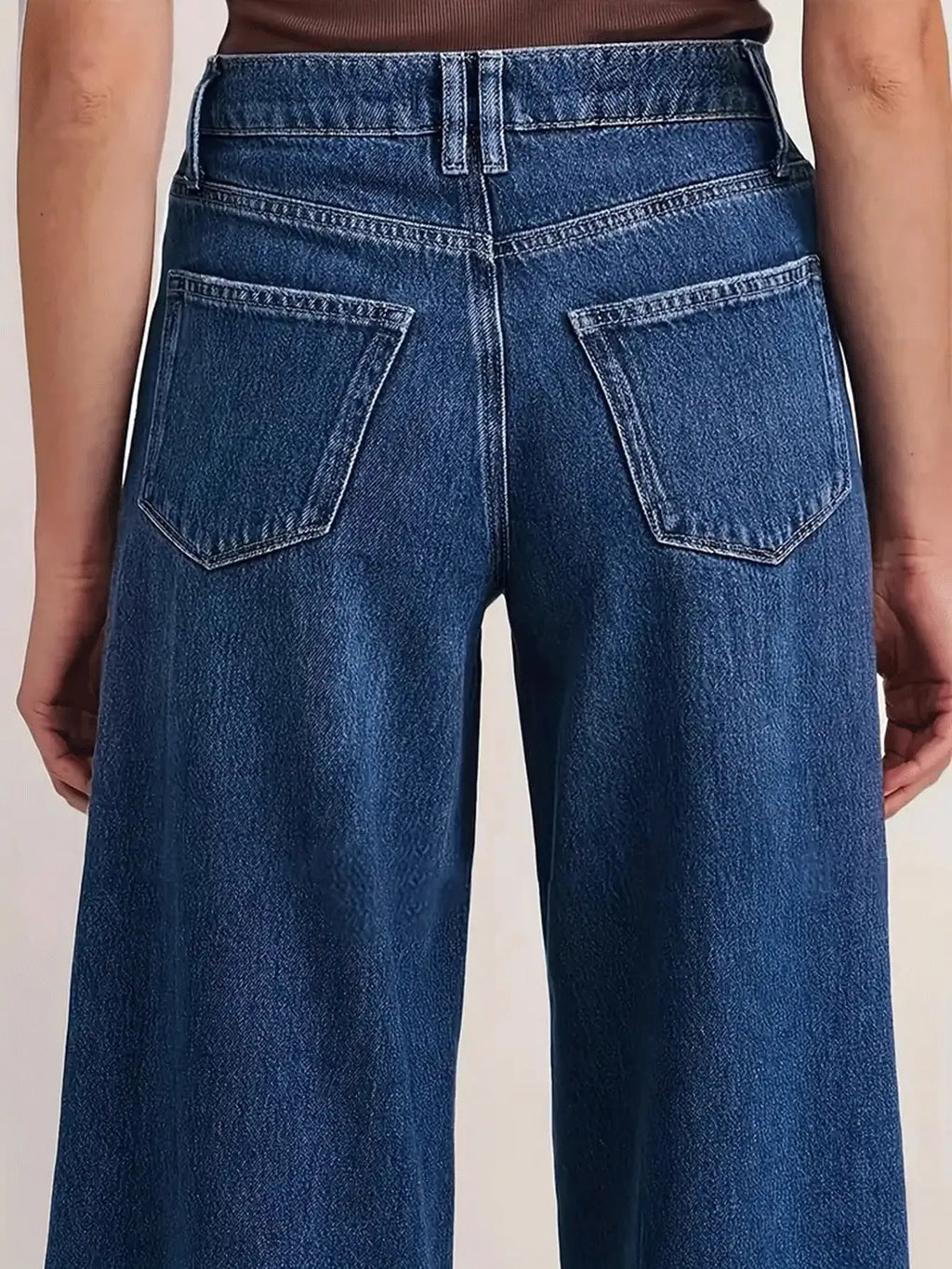 Vaqueros de mezclilla azul oscuro de corte ancho